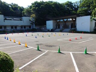 火葬棟、式場棟前にある駐車場です。火葬の時間毎に停められる場所が決まっています。この他にも火葬棟の下にも駐車スペースがあります。写真