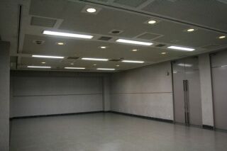 可動式のパーテーションを使用する事でアットホームな家族葬から大きな規模のお葬式まで対応する事が出来ます。写真