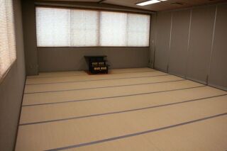 2Fにある27畳のお部屋です。約50席ありますので、家族葬での使用に適しています。写真